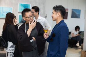 收藏家與藝術家介紹畫作時的交流